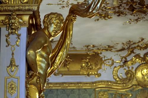 Unter feinstem Stuck und edlen Karyatid-Figuren wandeln die Besucher.