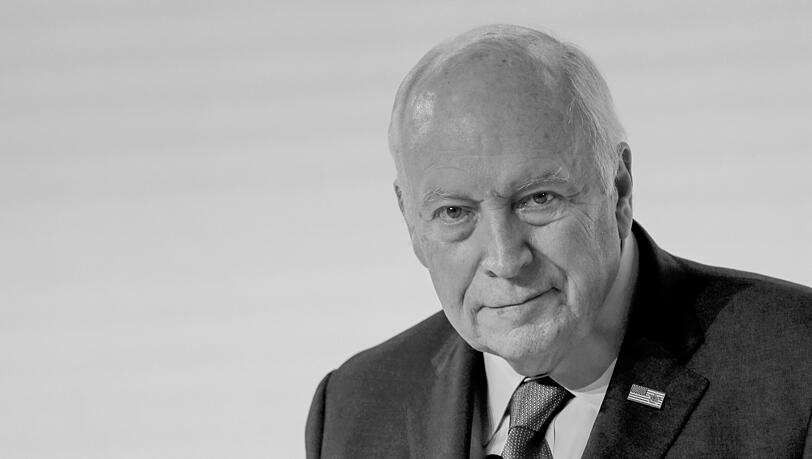 Dick Cheney, ehemaliger Vizepräsident der USA, spricht beim Arab Strategy Forum. Der frühere US-Vizepräsident Dick Cheney ist tot. +++ dpa-Bildfunk +++ Dick Cheney, ehemaliger Vizepräsident der USA, spricht beim Arab Strategy Forum. Der frühere US-Vizepräsident Dick Cheney ist tot. +++ dpa-Bildfunk +++