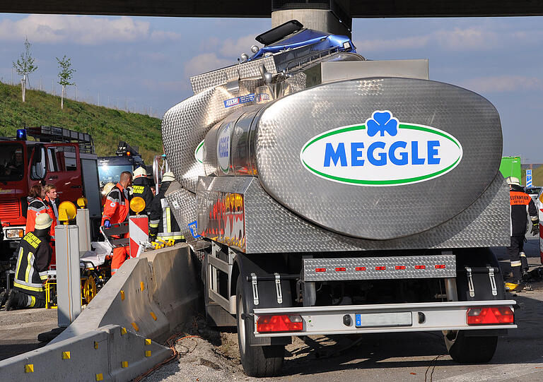 Ein Milch-Laster kracht bei Ampfing gegen einen Brückenpfeiler aus Beton.