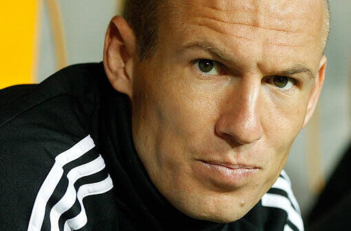 Arjen Robben ist vorzeitig aus den Niederlanden zurück wieder in München. Er will sich vom Bayern-Doc checken lassen.
