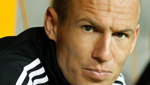 Arjen Robben ist vorzeitig aus den Niederlanden zurück wieder in München. Er will sich vom Bayern-Doc checken lassen. Arjen Robben ist vorzeitig aus den Niederlanden zurück wieder in München. Er will sich vom Bayern-Doc checken lassen.