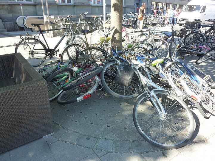 Die Bahn räumt auf: Am Hauptbahnhof werden alle Schrotträder eingesammelt.