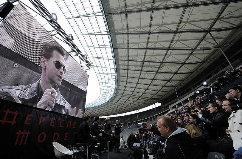 31- Jahre zusammen und immer noch hochexplosiv. Die Band Depeche Mode, die mit ihrem Synthie-Pop die Musik nachhaltig geprägt haben, kommt im Juni nach München. Die Bilder von vergangenen Konzerten und Aktionen.