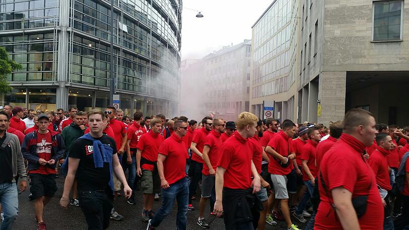 Derby-Stimmung in München: Unter Beobachtung der Polizei versammelten sich die Bayernfans am Vormittag im Tal. Vor dem Grünwalder Stadion kamen die Löwenfans dazu. Rund Tausend Polizisten sind im Einsatz.