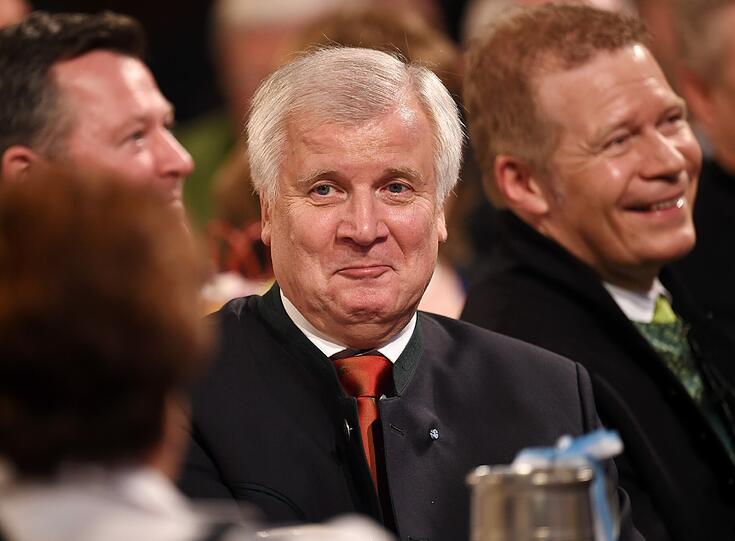 Horst Seehofer gibt auf dem Nockherberg ein etwas skurriles Interview.
