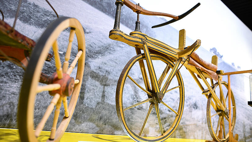 Der Nachbau einer durch Freiherr Karl von Drais lizensierten Laufmaschine aus dem Jahr 1820 steht in Mannheim im Technoseum in einer Sonderausstellung. Der Nachbau einer durch Freiherr Karl von Drais lizensierten Laufmaschine aus dem Jahr 1820 steht in Mannheim im Technoseum in einer Sonderausstellung.