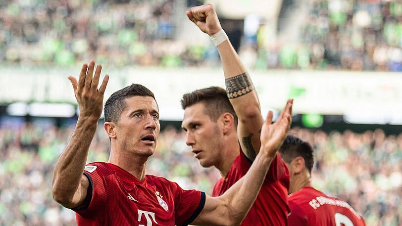 Torschütze Robert Lewandowski (links) lässt sich von seinen Teamkollegen Niklas Süle und Javi Martínez feiern.