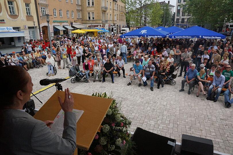 Der Blick von der Bühne. Der Platz ist voll mit Menschen.