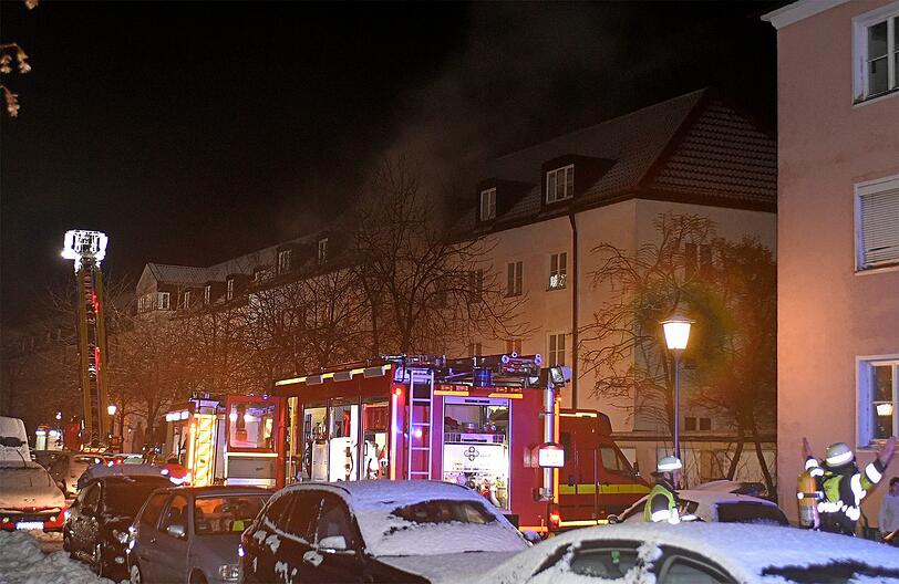 Die Feuerwehr holte die Menschen am Montagabend über eine Drehleiter aus dem brennenden Haus.