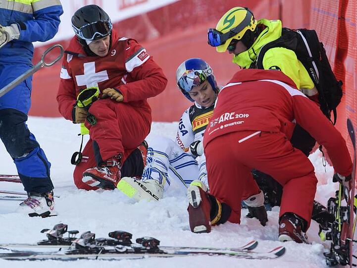 Streckenposten und Sanitäter helfen Lindsey Vonn (M) nach ihrem Sturz.