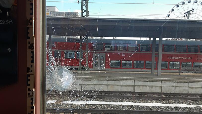 Eine Mitarbeiterin, die sich im Wagen befand, hörte den krachenden Einschlag. Eine Mitarbeiterin, die sich im Wagen befand, hörte den krachenden Einschlag.