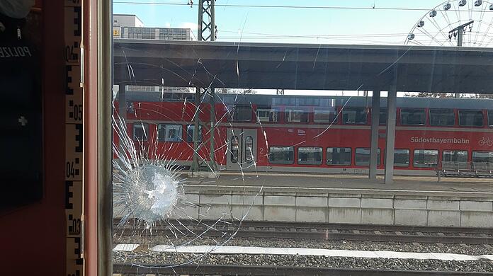 Eine Mitarbeiterin, die sich im Wagen befand, hörte den krachenden Einschlag.