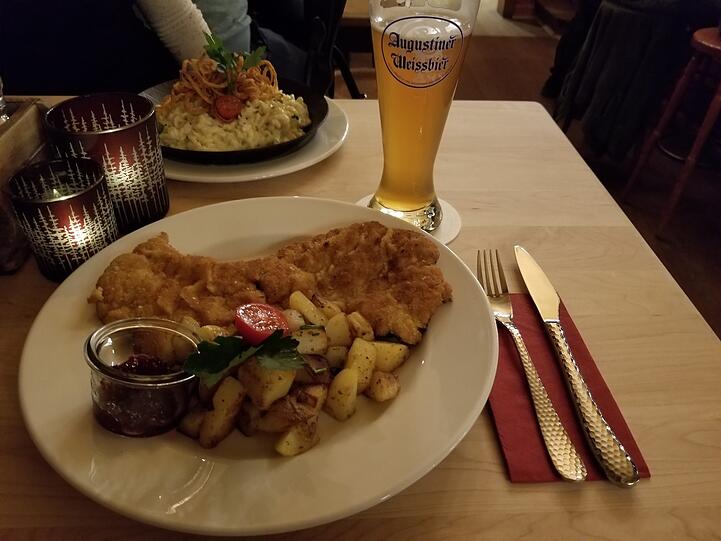 Das Schnitzel ist groß, kross und saftig.