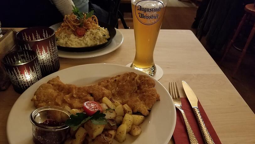 Das Schnitzel ist groß, kross und saftig. Das Schnitzel ist groß, kross und saftig.