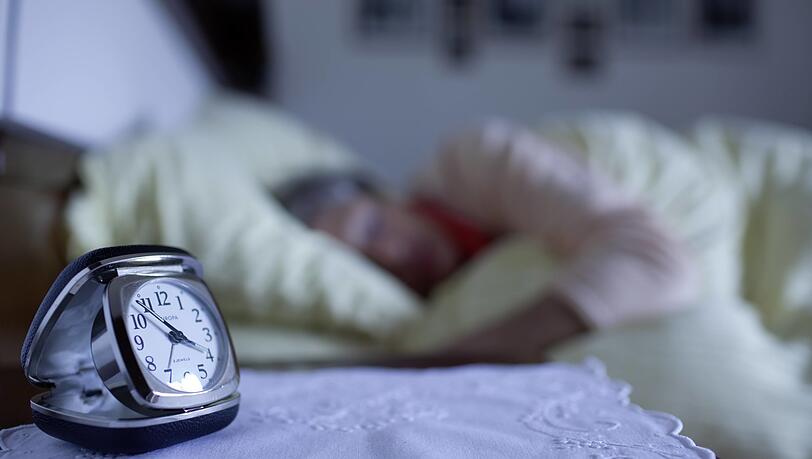 Eine Nacht durchschlafen – für pflegende Angehörige nicht immer möglich. Genau hier setzt der Verein Wohlbedacht an. (Symbolbild)