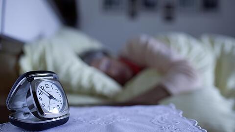 Eine Nacht durchschlafen – für pflegende Angehörige nicht immer möglich. Genau hier setzt der Verein Wohlbedacht an. (Symbolbild)