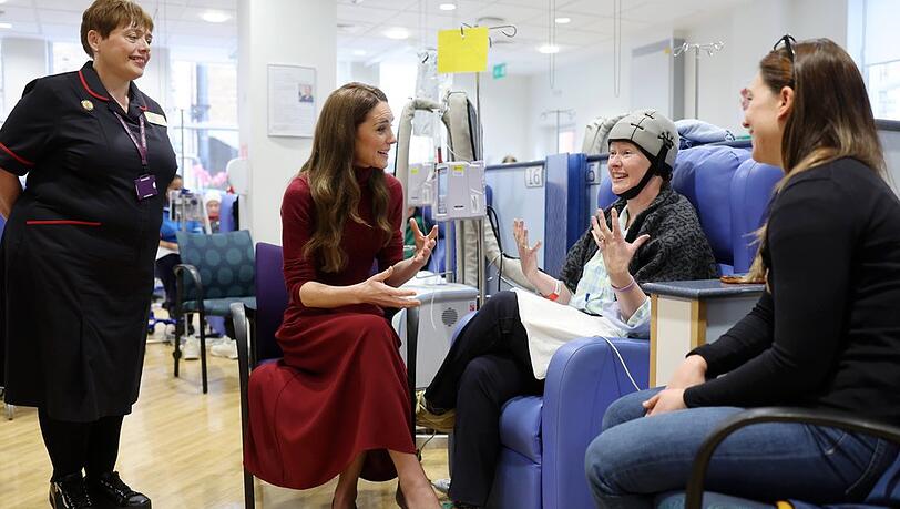 Prinzessin Kate im Gespräch mit einer Krebspatientin im Royal Marsden Hospital in London.