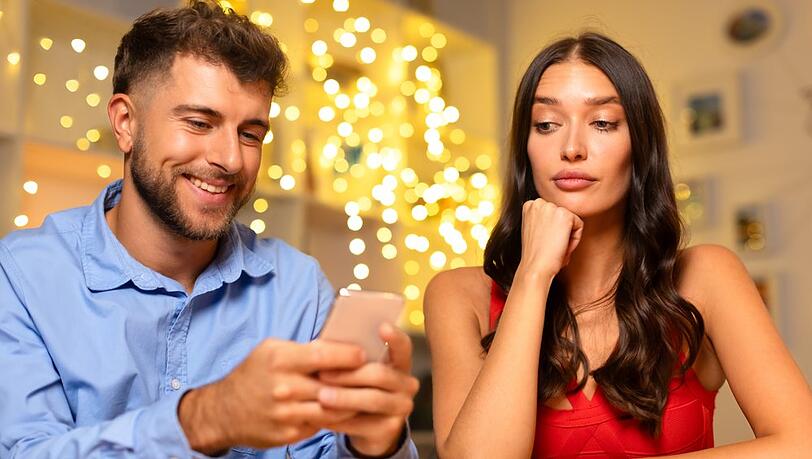 Wer beim romantischen Dinner die Finger nicht vom Handy lassen kann, betreibt sogenanntes "Phubbing".