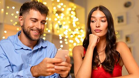 Wer beim romantischen Dinner die Finger nicht vom Handy lassen kann, betreibt sogenanntes "Phubbing".