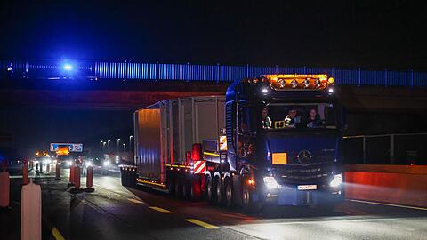 Ein Schwerlasttransporter, der einen Castor-Beh&auml;lter mit Atomm&uuml;ll geladen hat, bef&auml;hrt die Bundesautobahn A3 in H&ouml;he Bottrop, kurz bevor er auf die A31 in Richtung M&uuml;nsterland wechselt. Castor-Transporte sind durch Nordrhein-Westfalen von J&uuml;lich nach Ahaus geplant.