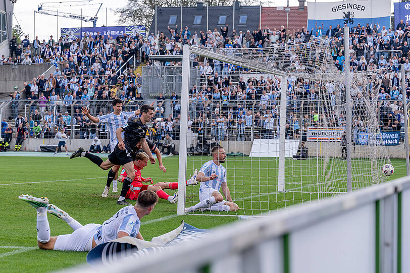 Drin! Felix Weber sorgte für das 1:0 des TSV 1860. Drin! Felix Weber sorgte für das 1:0 des TSV 1860.