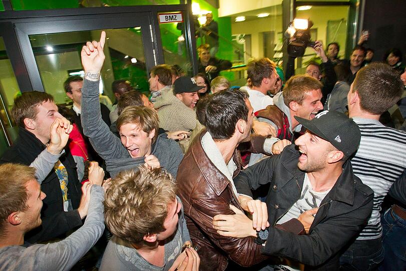 In der nächsten Saison spielen die Franken von der SpVgg Greuther Fürth in der ersten Liga - wenn das kein Grund zum Feiern ist! Dank dem 2:1 Sieg von Dynamo Dresden gegen Fortuna Düsseldorf ist dem Spitzenreiter ein Tabellenplatz ganz vorne jetzt gewiss.