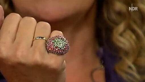 Bettina Tietje zeigt den von Jenny Elvers gekünstelten Ring. Bettina Tietje zeigt den von Jenny Elvers gekünstelten Ring.