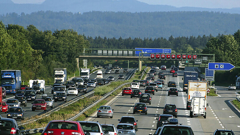 Die A8 München-Salzburg - hier fielen die beiden minderjährigen Mädchen Schleierfahndern auf. Die A8 München-Salzburg - hier fielen die beiden minderjährigen Mädchen Schleierfahndern auf.