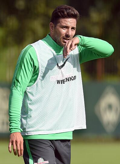 Claudio Pizarro steht in Bremen bei seinem ersten Training für den Fußball-Bundesligisten Werder Bremen auf dem Platz.