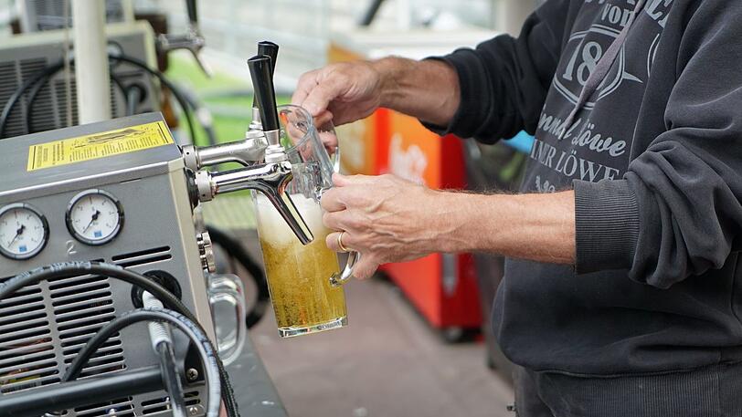 Viel kompliziertes Gerät musste im Olympiastadion installiert werden, damit hier Bier gezapft werden kann.