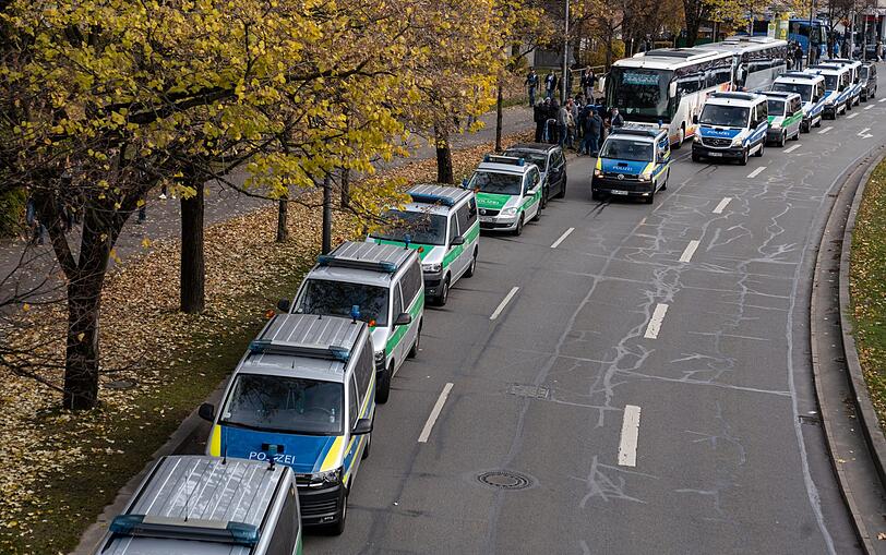 Die Fans des FC Bayern versammelten sich am Vormittag am Sendlinger Tor und reisten von dort aus weiter zum Wettersteinplatz.