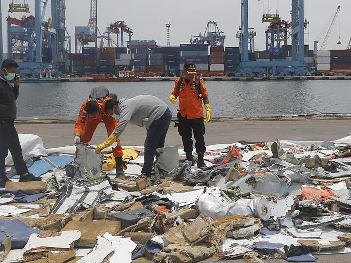 Ermittler untersuchen Wrackteile der Boeing 737 Max 8 der Lion Air an der Absturzstelle.
