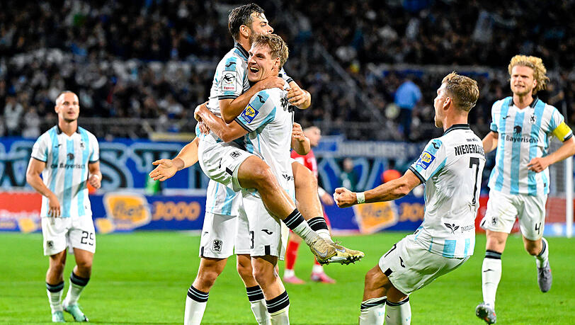 Jubelten nach dem zwischenzeitlichen 1:0 für den TSV 1860: Kevin Volland und Max Christiansen. Jubelten nach dem zwischenzeitlichen 1:0 für den TSV 1860: Kevin Volland und Max Christiansen.