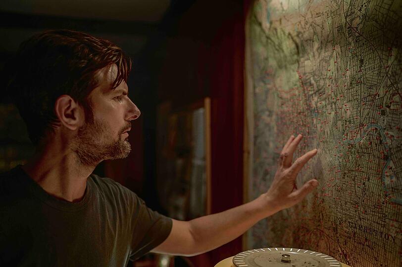Tom Kennedy (Adam Scott) denkt fieberhaft über den Fall seines verschwundenen Sohnes nach. Tom Kennedy (Adam Scott) denkt fieberhaft über den Fall seines verschwundenen Sohnes nach.