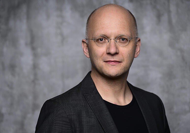 Hansjörg Albrecht wurde 1972 in Freiberg (Sachsen) geboren. Er sang im Dresdner Kreuzchor und studierte dirigieren und Orgel. Von 2005 bis Ende der Saison 2022/2023 war Albrecht Künstlerischer Leiter des Münchener Bach-Chores und des Münchener Bach-Orchesters. Hansjörg Albrecht wurde 1972 in Freiberg (Sachsen) geboren. Er sang im Dresdner Kreuzchor und studierte dirigieren und Orgel. Von 2005 bis Ende der Saison 2022/2023 war Albrecht Künstlerischer Leiter des Münchener Bach-Chores und des Münchener Bach-Orchesters.