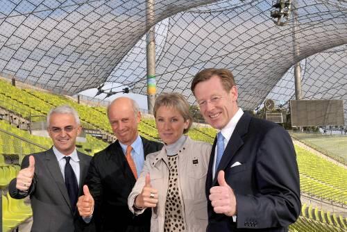 "Daumen hoch", baten die Fotografen beim PR-Termin im Olympiastadion. Der Aufforderung folgten Bewerbungs-Chef Richard Adam, die 2018-Botschafter Willy Bogner und Petra Behle sowie Martin Plendl, Chef des neuen Sponsors Deloitte