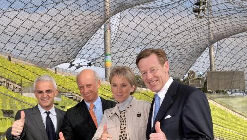 "Daumen hoch", baten die Fotografen beim PR-Termin im Olympiastadion. Der Aufforderung folgten Bewerbungs-Chef Richard Adam, die 2018-Botschafter Willy Bogner und Petra Behle sowie Martin Plendl, Chef des neuen Sponsors Deloitte "Daumen hoch", baten die Fotografen beim PR-Termin im Olympiastadion. Der Aufforderung folgten Bewerbungs-Chef Richard Adam, die 2018-Botschafter Willy Bogner und Petra Behle sowie Martin Plendl, Chef des neuen Sponsors Deloitte