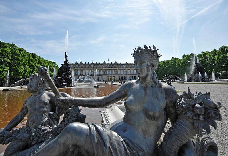 "König Ludwig II. und seine Zeit" im Schloss Herrenchiemsee auf der Herreninsel im Chiemsee. 125 Jahre nach dem Tod des bayerischen Königs Ludwig II. nimmt sich nun die Bayerische Landesausstellung 2011 der von Legenden umrankten Persönlichkeit an.