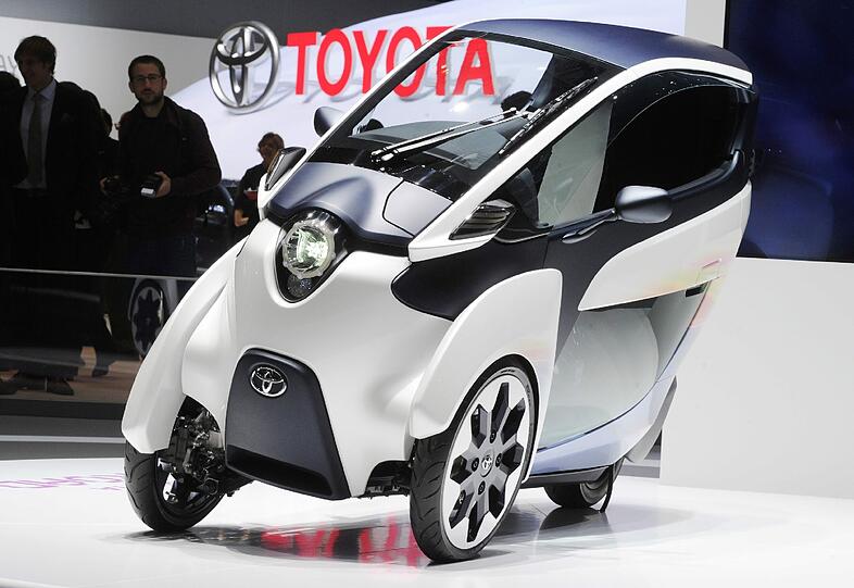 Beim 83. Autosalon Genf im Palexpo Messegelände wird am 06.03.2013 beim zweiten Pressetag ein Toyota i-Road präsentiert. Foto: Uli Deck/dpa +++(c) dpa - Bildfunk+++