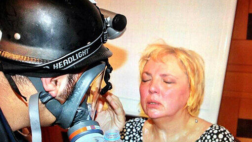 Grünen-Chefin Claudia Roth hat Tränengas abbekommen. Grünen-Chefin Claudia Roth hat Tränengas abbekommen.