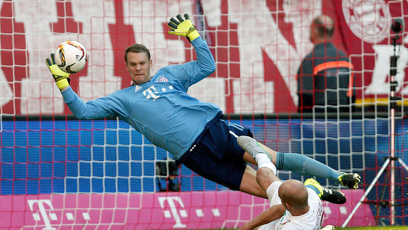 Manuel Neuer - Note 3 - Meist als Libero im Einsatz und nicht als Torhüter. Konnte so an seinem Kopfball- und Passspiel arbeiten. Bei Essweins Kracher zum 0:1, der ersten gefährlichen Aktion des FCA, chancenlos, sonst nur selten geprüft. Es kann undankbar sein, im Bayern-Tor zu stehen. Manuel Neuer - Note 3 - Meist als Libero im Einsatz und nicht als Torhüter. Konnte so an seinem Kopfball- und Passspiel arbeiten. Bei Essweins Kracher zum 0:1, der ersten gefährlichen Aktion des FCA, chancenlos, sonst nur selten geprüft. Es kann undankbar sein, im Bayern-Tor zu stehen.
