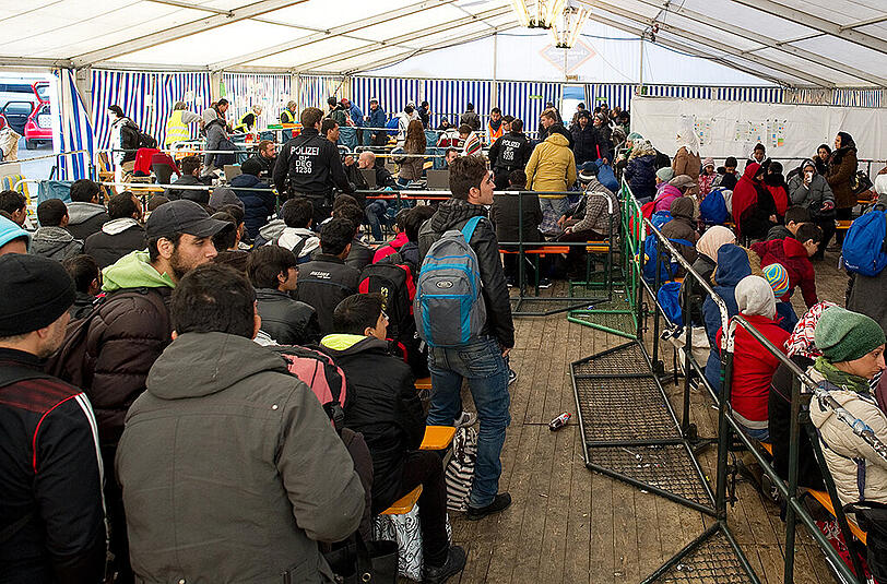 Bereits bei der Registrierung müssen die Flüchtlinge Bargeldreserven abgeben.