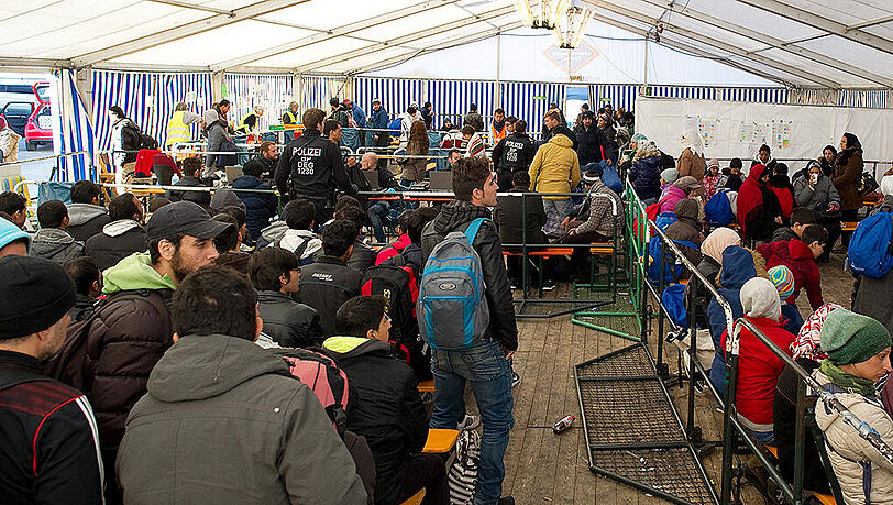 Bereits bei der Registrierung müssen die Flüchtlinge Bargeldreserven abgeben. Bereits bei der Registrierung müssen die Flüchtlinge Bargeldreserven abgeben.