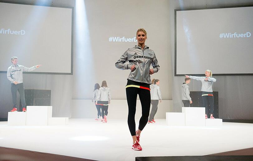 Cooler Chic statt bunter Samba-Look: Die deutsche Olympia-Mannschaft wird bei der Eröffnungs- und Schlussfeier der XXXI. Sommerspiele in Rio de Janeiro kein Farbtupfer sein, dürfte mit dem modernen Outfit aber eine gute Figur machen. Die Bilder.