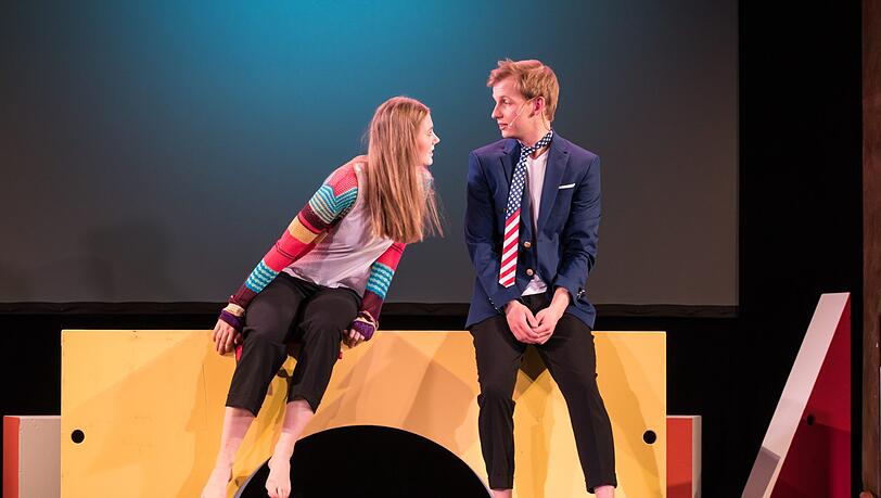 John (Florian Koller) und seine ältere Schwester Jen (Amber-Chiara Eul). John (Florian Koller) und seine ältere Schwester Jen (Amber-Chiara Eul).