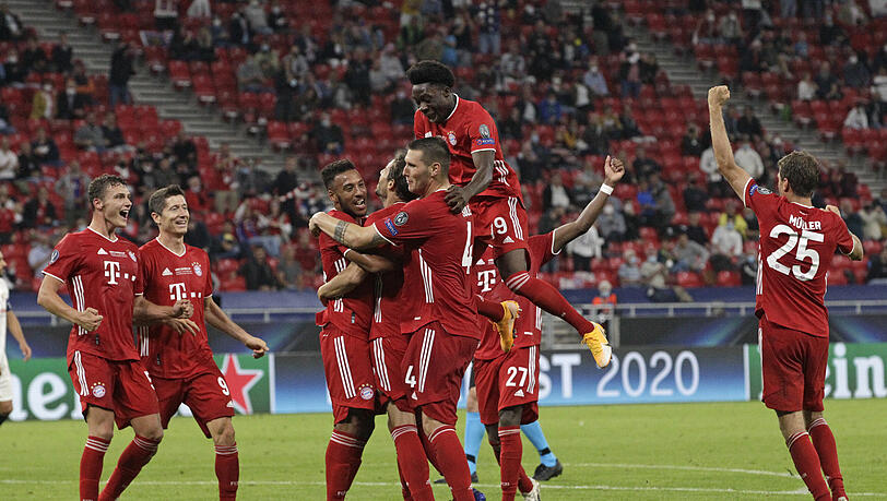 Den nächsten Titel eingesackt! Die Bayern feiern den Supercup-Sieg gegen Sevilla.
