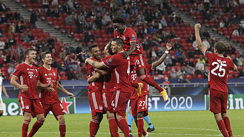 Den nächsten Titel eingesackt! Die Bayern feiern den Supercup-Sieg gegen Sevilla.