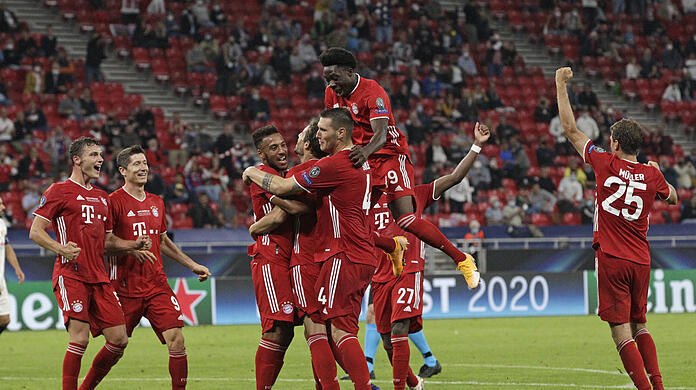 Den nächsten Titel eingesackt! Die Bayern feiern den Supercup-Sieg gegen Sevilla.