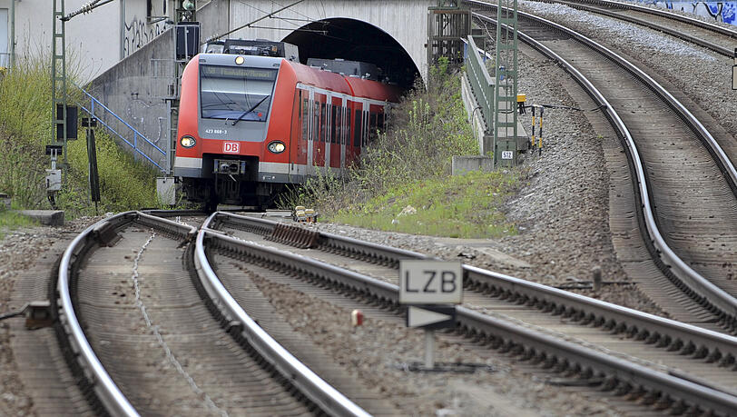An der Haltestelle Ostbahnhof versuchten die Tatverdächtigen zu flüchten. (Symbolbild)