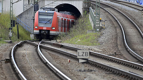 An der Haltestelle Ostbahnhof versuchten die Tatverdächtigen zu flüchten. (Symbolbild)